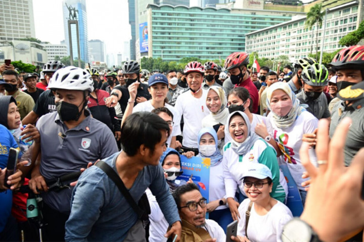 Beberapa kali, Presiden tampak turun dari sepeda untuk menyapa dan berswafoto dengan masyarakat.