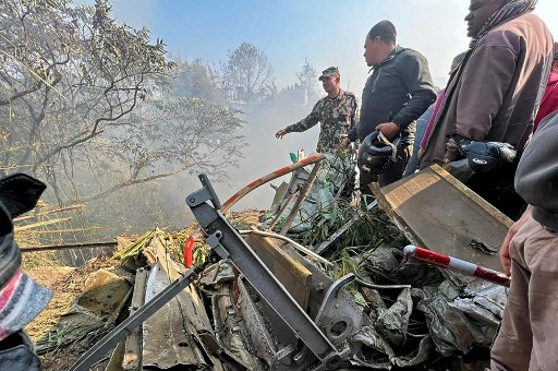 Sedikitnya 40 orang tewas ketika sebuah penerbangan domestik jatuh di Pokhara, Nepal, Minggu, 15 Januari 2023. Ini merupakan kecelakaan terburuk di negara kecil Himalaya itu dalam hampir lima tahun terakhir.
