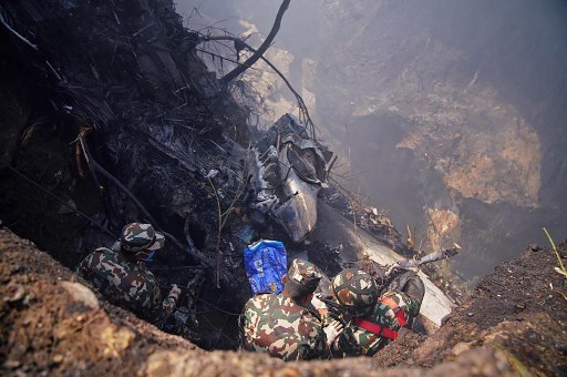 “Separuh pesawat berada di lereng bukit,” kata Arun Tamu, seorang warga setempat, yang mengatakan bahwa dia tiba di lokasi beberapa menit setelah pesawat jatuh.