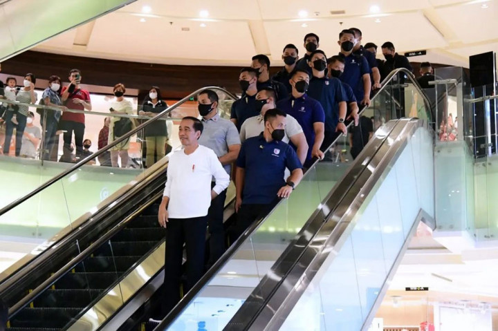 Presiden Joko Widodo mengunjungi pusat perbelanjaan Grand Indonesia, Jakarta, pada Minggu malam, 15 Januari 2023. Kunjungan tersebut dilakukan untuk kembali mengecek aktivitas perekonomian usai pencabutan kebijakan PPKM di Indonesia dua minggu lalu.