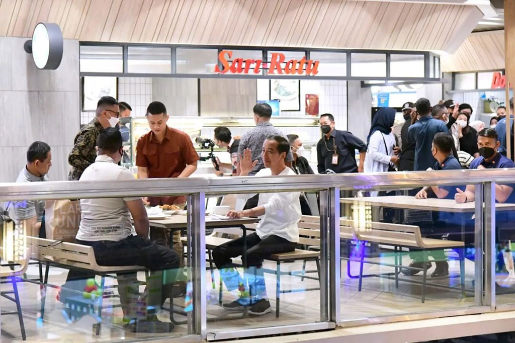 Presiden Jokowi kemudian menyempatkan diri makan malam di salah satu tempat makan yang ada di pusat perbelanjaan tersebut.