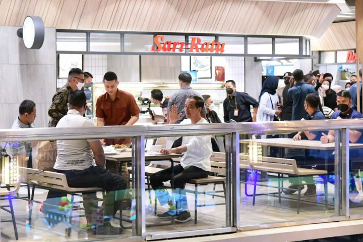 Presiden Jokowi kemudian menyempatkan diri makan malam di salah satu tempat makan yang ada di pusat perbelanjaan tersebut.