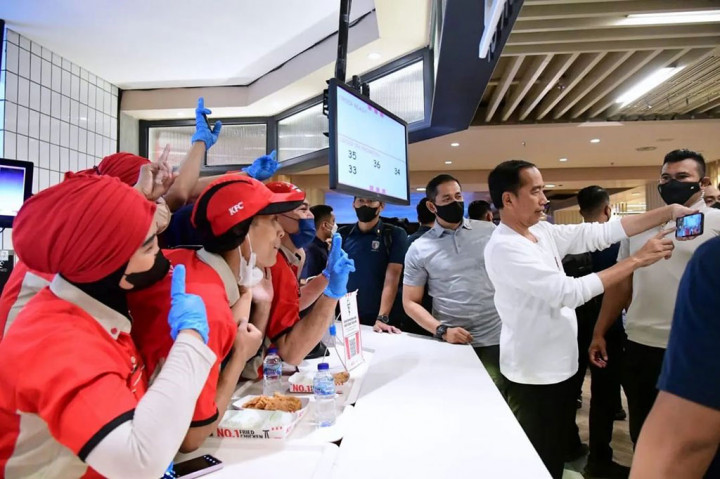 Presiden Jokowi melayani permintaan foto dari para karyawan.