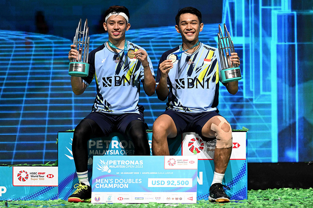 Ganda putra Fajar Alfian/Muhammad Rian Ardianto membukukan rekor baru dengan menjuarai turnamen berkategori BWF Super 1000 untuk pertama kalinya lewat ajang Malaysia Open 2023 di Kuala Lumpur, Minggu, 15 Januari 2023.