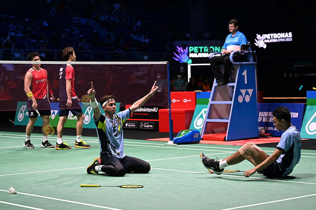 Gelar bergengsi tersebut diperoleh setelah pasangan peringkat satu dunia itu mengalahkan Liang Wei Keng/Wang Chang pada babak final yang berlangsung tiga gim dengan skor akhir 21-18, 18-21, 21-13.