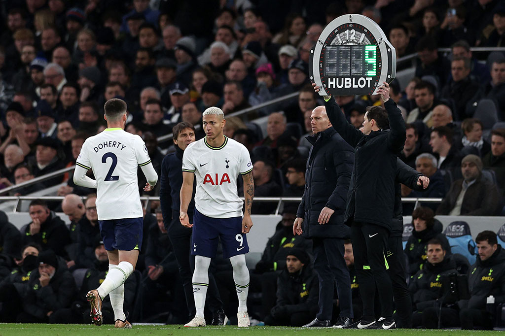 Spurs memasukkan Richarlison untuk menambah daya gedor serangan, tetapi belum bisa menembus pertahanan Arsenal hingga pertandingan selesai. Arsenal menang 2-0. 