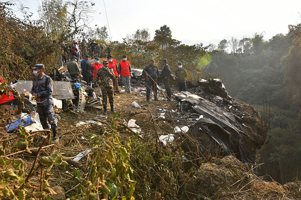 Tim penyelamat berada di lokasi kecelakaan pesawat di Pokhara, Nepal, Minggu, 15 Januari 2023. Pencarian korban pesawat Yeti Airlines yang jatuh di Nepal terus berlanjut.