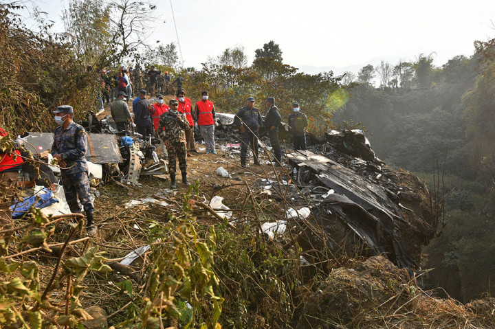 Tim penyelamat berada di lokasi kecelakaan pesawat di Pokhara, Nepal, Minggu, 15 Januari 2023. Pencarian korban pesawat Yeti Airlines yang jatuh di Nepal terus berlanjut.