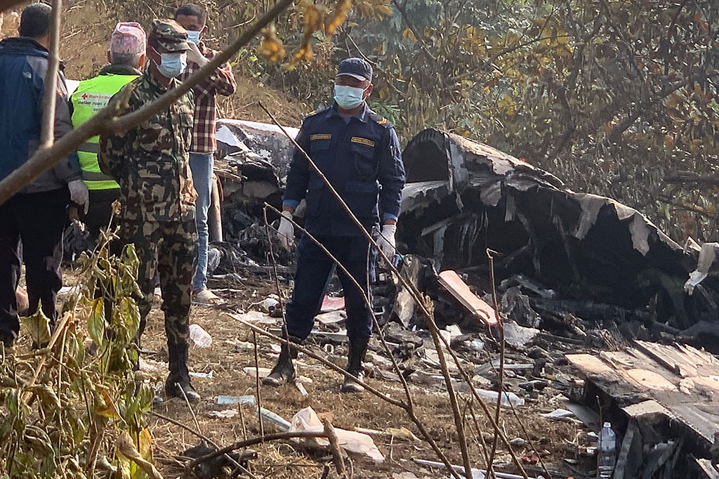 Pesawat ATR 72 bermesin ganda yang dioperasikan Yeti Airlines berpenumpang 72 orang jatuh di antara Bandara Pokhara Lama dan Baru di Nepal Tengah. Otoritas Nepal melaporkan setidaknya 67 orang tewas dalam kecelakaan tersebut.