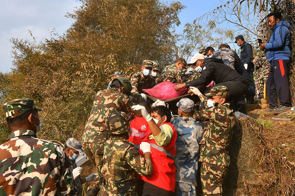Data itu sebagian sudah dibenarkan militer Nepal. Juru bicara militer menyebut 29 jenazah sudah terambil dan masih ada 33 lagi di lokasi di kawasan Pokhara, Nepal bagian tengah tersebut.