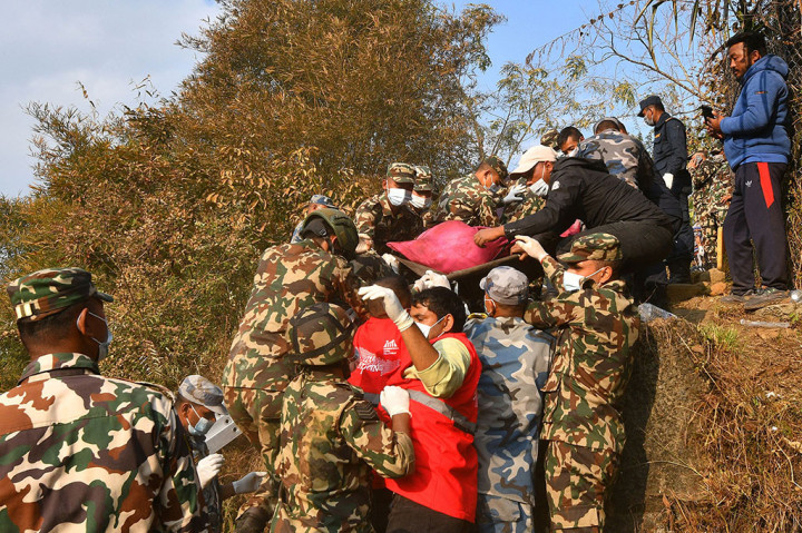 Data itu sebagian sudah dibenarkan militer Nepal. Juru bicara militer menyebut 29 jenazah sudah terambil dan masih ada 33 lagi di lokasi di kawasan Pokhara, Nepal bagian tengah tersebut.
