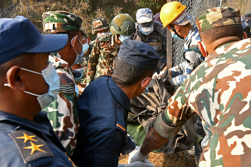 “Pesawat jatuh ke sebuah jurang sehingga sulit mengambil para korban. Pencarian dan penyelamatan masih berlangsung. Namun, belum ada korban selamat yang ditemukan,” ujar juru bicara militer Krishna Prasad Bhandari.
