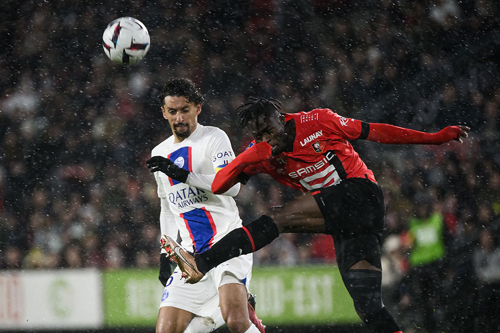 Kedua tim bermain disiplin dan saling mengancam. Rennes membuka ancaman lewat Arnaud Kalimuendo pada menit ke-7, tetapi bola masih bisa diredam tim tamu.