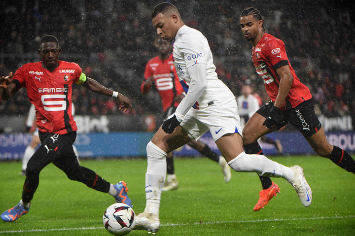 PSG hampir menyamakan kedudukan pada menit ke-70. Kylian Mbappe yang sudah berdiri bebas di depan kiper setelah menerima umpan Lionel Messi, menyia-nyiakan peluang itu setelah tendangannya yang melambung tinggi.