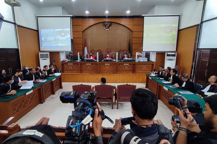 JPU menyatakan terdakwa Kuat Ma'ruf terbukti secara sah dan meyakinkan bersalah melanggar Pasal 340 subsider Pasal 338 juncto Pasal 55 ayat (1) ke-1 KUHP.
