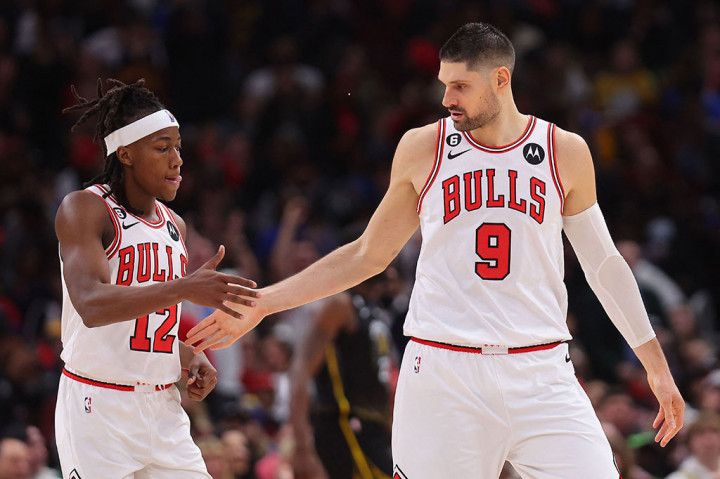 Tuan rumah Chicago Bulls sukses mengalahkan Golden State Warriors dengan skor 132-118 pada laga lanjutan NBA di United Center Chicago, Illinois, Senin WIB, 16 Januari 2023. Poin kemenangan Bulls turut disokong oleh Nikola Vucevic yang mencetak 43 poin.