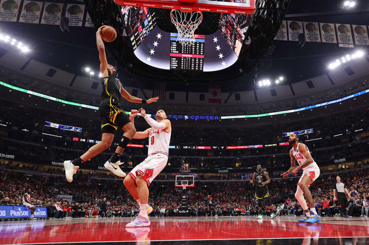 Sedangkan Jordan Poole menyumbang 15 poin, Anthony Lamb 14 poin, dan Andrew Wiggins 11 poin.