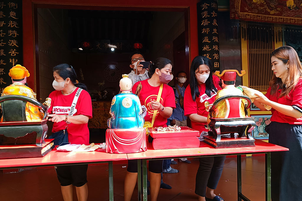 Sejumlah warga keturunan Tionghoa, melaksanakan ritual pencucian rupang di Vihara Dewi Welas Asih Kota Cirebon, Senin 16 Januari 2023.