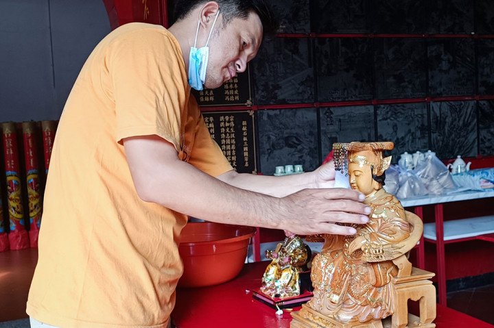 Di Vihara Dewi Welas Asih sendiri terdapat sebanyak 40-an rupang dan 19 Altar. Warga yang mencuci rupang ini, bukan hanya berlatar belakang agama Konghucu saja, namun dari berbagai agama.