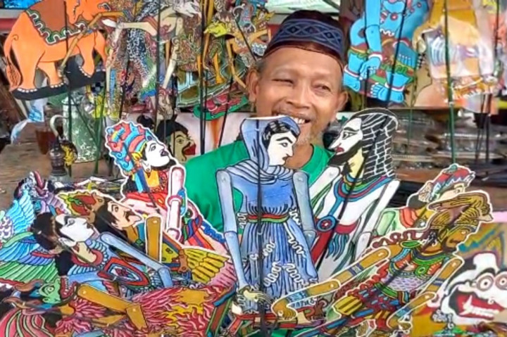 Masalah sampah di perkotaan membutuhkan solusi alternatif. Salah satunya dilakukan oleh satu warga Kampung Sapen, Kecamatan Gondokusuman, Kota Yogyakarta. Iskandar Harjodimulyo membuat wayang yang dibuat dari sampah plastik, khususnya botol bekas. Wayang uwuh namanya.