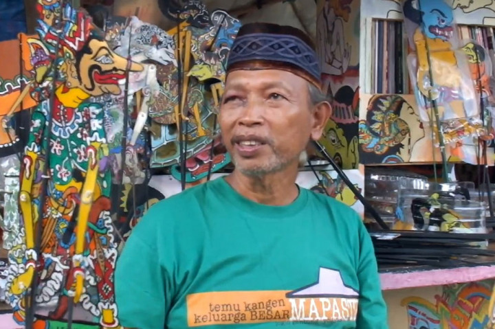 Iskandar mulai membuatnya sejak menjadi relawan di kawasan Sungai Ciliwung, Jakarta pada 2013. Persoalan sampah yang mendera kawasan itu memantiknya berpikir agar bisa mencari solusi. Akhirnya terciptalah wayang uwuh.