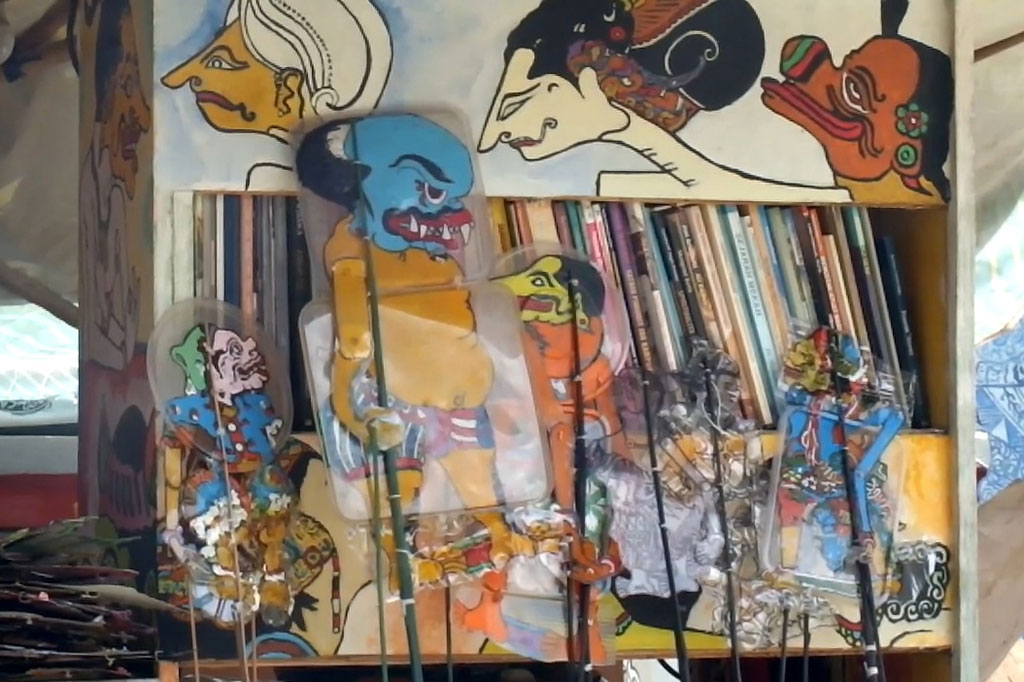 Iskandar mulanya bersama wayang uwuh bisa manggung di Jakarta Biennale. Setelah itu, perlahan ia menjual wayang uwuh saat kembali ke Yogyakarta. Iskandar mengaku diundang dalam berbagai pameran berkat membuat wayang uwuh, bahkan ia juga mengikuti pameran di Tiongkok. Tak hanya pameran, ia juga menjual hasil kreativitas itu ke sejumlah negara berdasarkan pesanan, seperti Amerika, Australia, hingga Eropa.