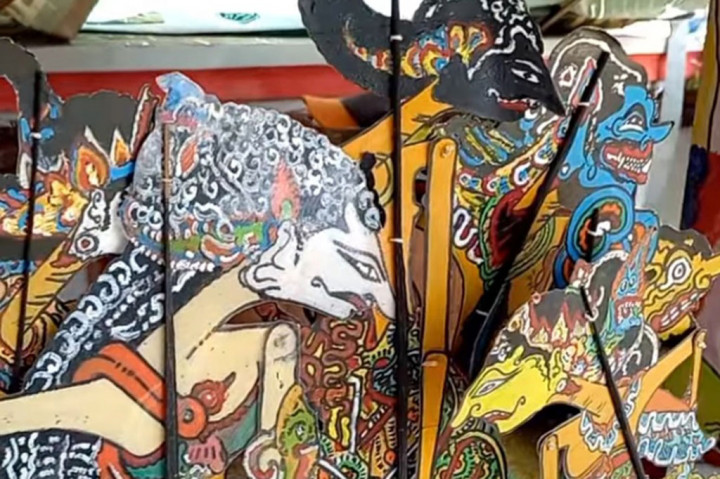 Barang yang tak berharga itu disulap Iskandar menjadi pundi-pundi uang. Ia harus mencari bahan plastik dengan memungut sampah. Ia mengatakan beberapa kali dianggap orang gila karena mengumpulkan sampah. “Wayang di sini saya jual minimal Rp25 ribu sampai tak terhingga. Kalau (plastik) dijual kiloan paling dapat berapa,” ucapnya.