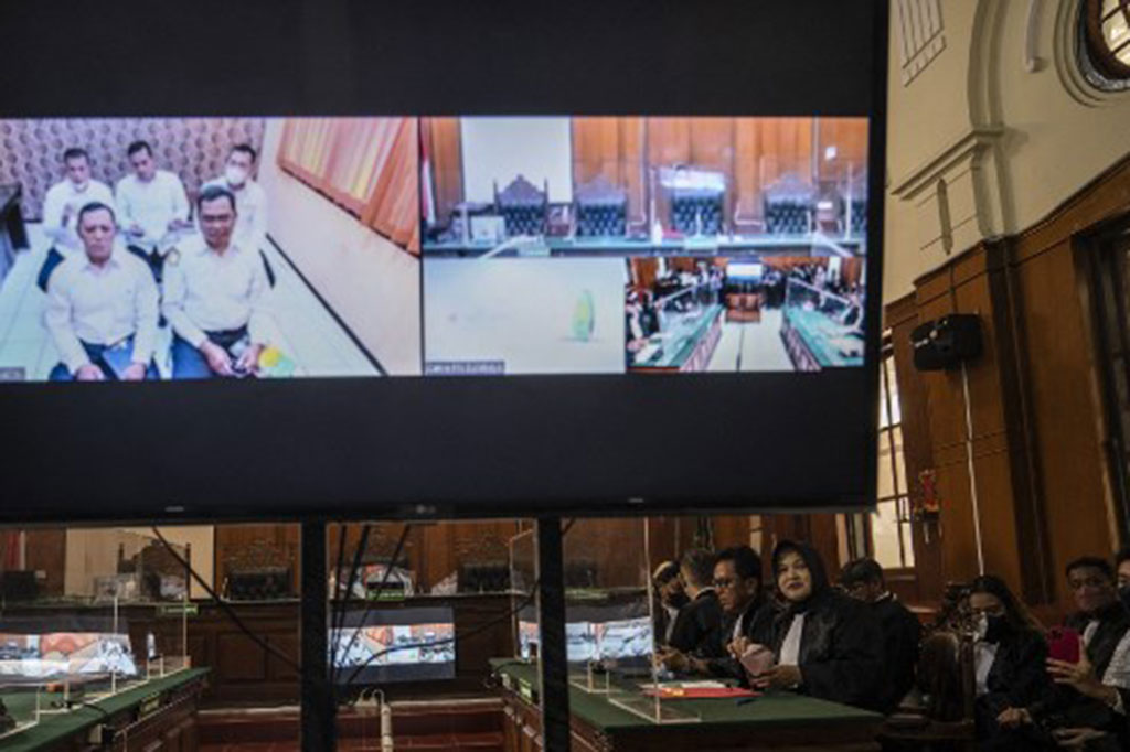 Pengadilan Negeri (PN) Surabaya mendakwa tiga polisi yang menembakkan gas air mata saat kerusuhan di Stadion Kanjuruhan pada 1 Oktober 2022, dengan Pasal 359 KUHP. Pasal tersebut terkait kelalaian yang menyebabkan kematian terhadap pihak lain.