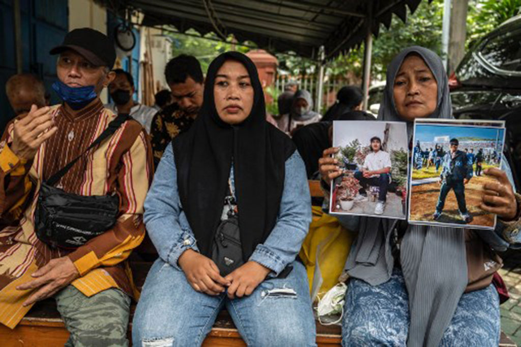 Dalam dakwaan, jaksa menyebut terdakwa Hasdarman memerintahkan anggotanya menembakkan gas air mata saat suporter Arema melakukan penyerangan. Hasdarman memerintahkan saksi Bharatu Teguh Febrianto menembakkan gas air mata ke arah depan gawang sebelah selatan yang telah dipenuhi oleh suporter Aremania.