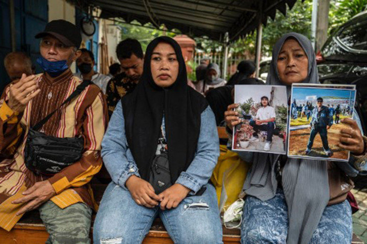 Dalam dakwaan, jaksa menyebut terdakwa Hasdarman memerintahkan anggotanya menembakkan gas air mata saat suporter Arema melakukan penyerangan. Hasdarman memerintahkan saksi Bharatu Teguh Febrianto menembakkan gas air mata ke arah depan gawang sebelah selatan yang telah dipenuhi oleh suporter Aremania.