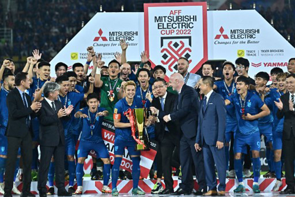 Kapten Timnas Thailand Theerathon Bunmathan menerima trofi Piala AFF 2022 dari Presiden FIFA Gianni Infantino yang hadir langsung pada laga final di Stadion Thammasat, Bangkok, Thailand, Senin, 16 Januari 2023 malam. 