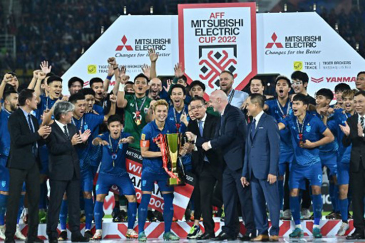 Kapten Timnas Thailand Theerathon Bunmathan menerima trofi Piala AFF 2022 dari Presiden FIFA Gianni Infantino yang hadir langsung pada laga final di Stadion Thammasat, Bangkok, Thailand, Senin, 16 Januari 2023 malam. 