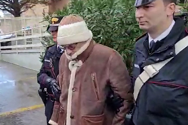 Denaro, 60, ditangkap di sebuah klinik pribadinya di Palermo, Sisilia. Ia kemudian digiring ke lokasi rahasia oleh polisi Italia Carabinieri.