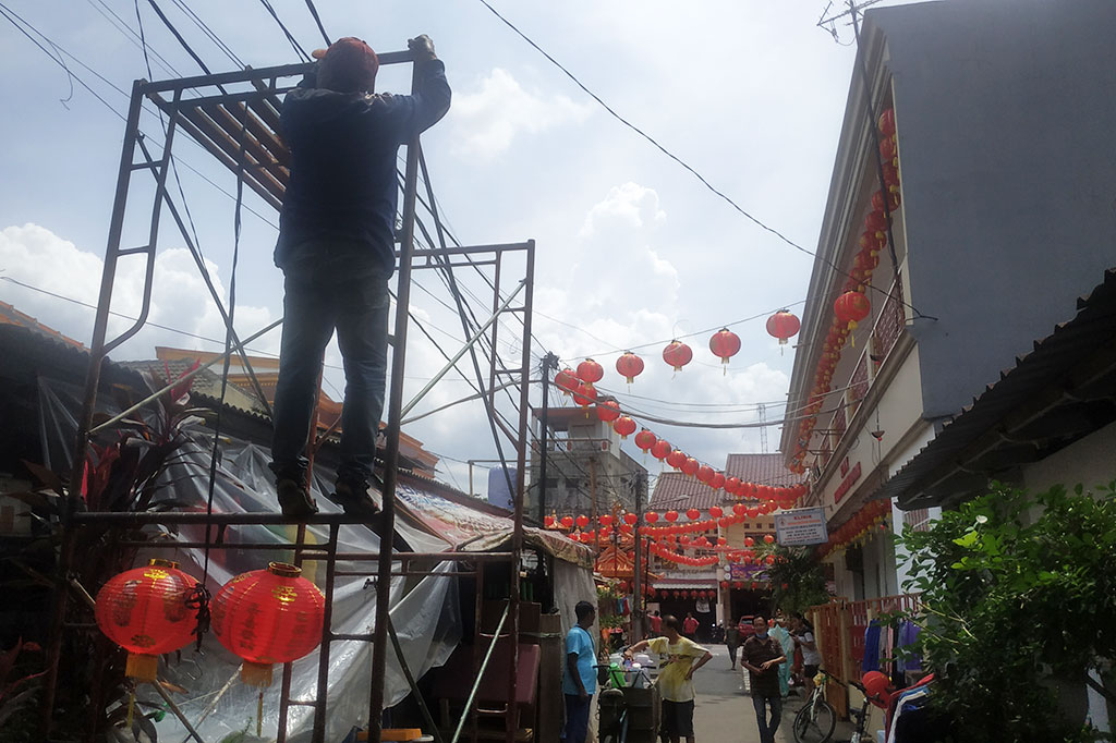 Berbagai persiapan dilakukan oleh pengurus untuk mempercantik Klenteng Hok Lay Kiong, Kota Bekasi, Jawa Barat, menjelang Hari Raya Imlek.