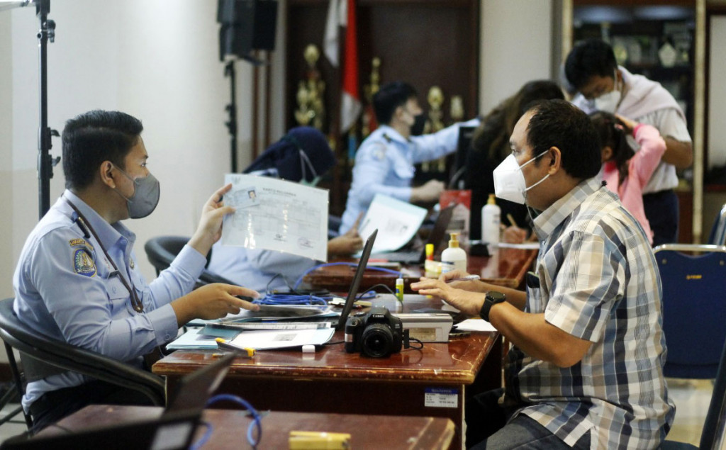 Harian Umum Media Indonesia bekerja sama dengan Kantor Imigrasi Kelas I Khusus Non TPI Jakarta Barat mengadakan layanan Eazy Passport di ruang rapat besar Media Indonesia, Kedoya, Jakarta Barat, Selasa, 17 Januari 2023.