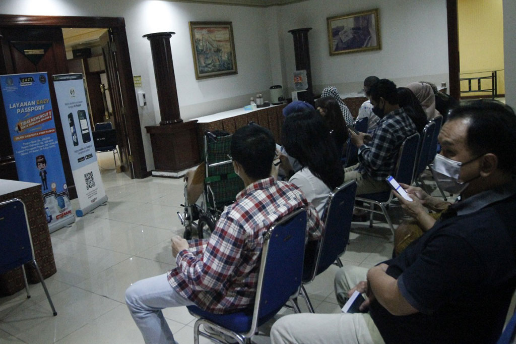 Eazy Passport adalah pelayanan permohonan paspor yang dilaksanakan di luar kantor dan menuju lokasi pemohon dengan menggunakan mobil layanan paspor keliling dan/atau mobile unit Surat Perjalanan Republik Indonesia (SPRI). Program ini kami lakukan untuk meningkatkan pelayanan paspor kepada masyarakat.
