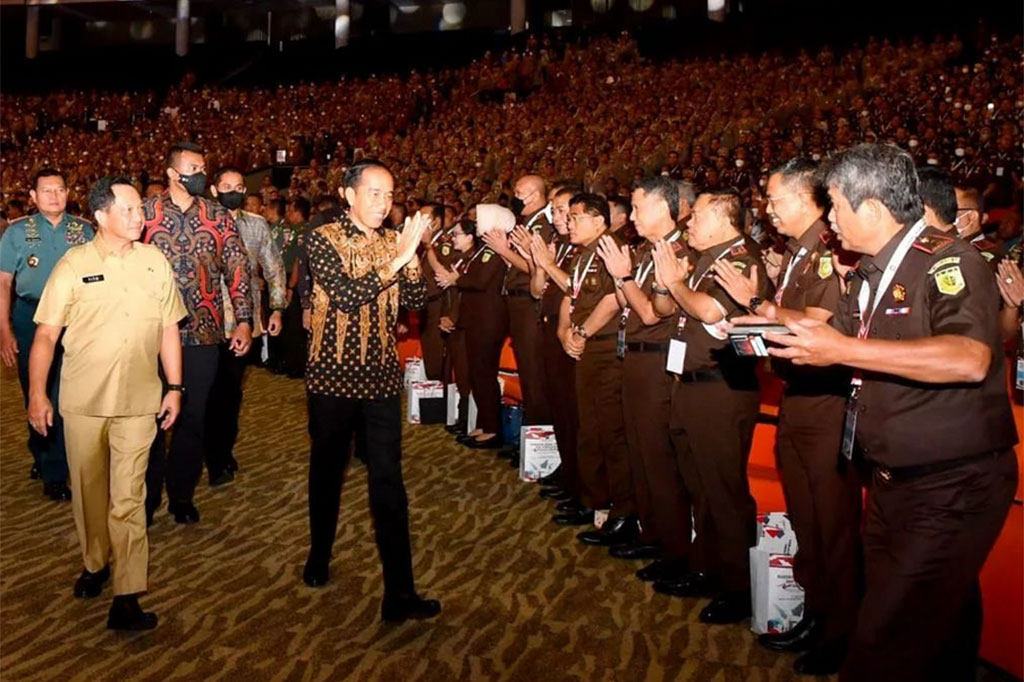 Menurut Kepala Negara, saat ini inflasi atau kenaikan harga barang dan jasa menjadi momok bagi semua negara. Inflasi Indonesia, menurut Jokowi, masih terkendali di kisaran 5,5 persen (year on year/yoy).