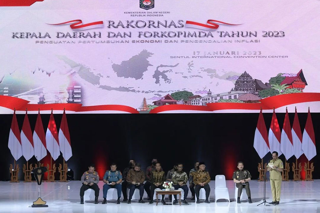 Jokowi menginginkan Bulog, kementerian dan lembaga non-kementerian terkait, kepala daerah dan Bank Indonesia (BI) memiliki sistem pendeteksian dini terkait potensi kenaikan harga barang dan jasa, termasuk upaya mitigasi.