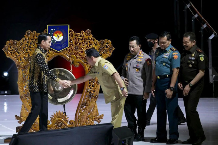 Selain beras, Jokowi menyebut harga beberapa komoditas yang mengalami peningkatan yakni telur di 89 daerah, tomat di 82 daerah, daging ayam ras di 75 daerah.