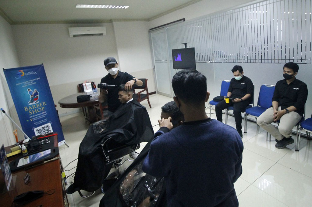 Karyawan Media Group mengikuti acara pangkas rambut gratis dalam rangka HUT ke-53 Media Group di Gedung Media Group, Kedoya, Jakarta Barat, Selasa, 17 Januari 2023.
