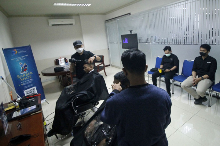 Karyawan Media Group mengikuti acara pangkas rambut gratis dalam rangka HUT ke-53 Media Group di Gedung Media Group, Kedoya, Jakarta Barat, Selasa, 17 Januari 2023.