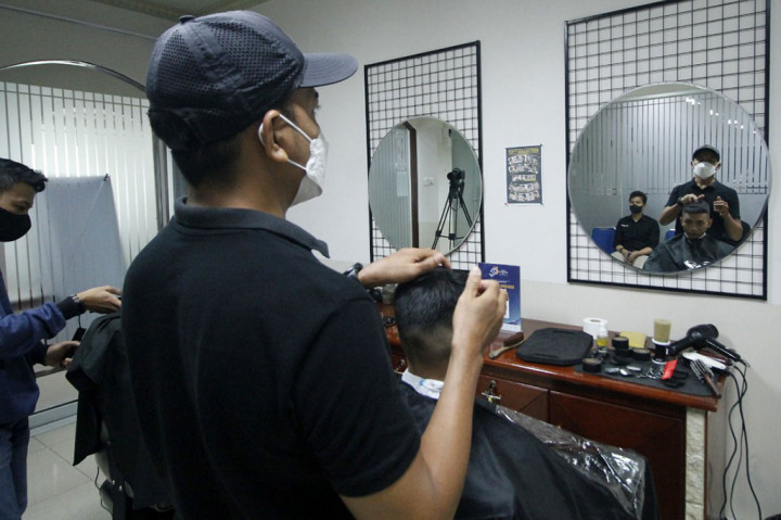 Jordan, salah satu peserta yang juga merupakan karyawan Metro Tv senang dan terbantu dengan adanya pangkas rambut bersama yang diadakan secara gratis tersebut.
