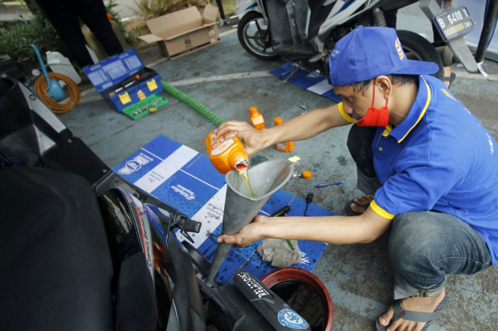 Sementara kegiatan ganti oli gratis digelar di area parkir halaman Masjid Nursiah Daud Paloh, Kedoya.
