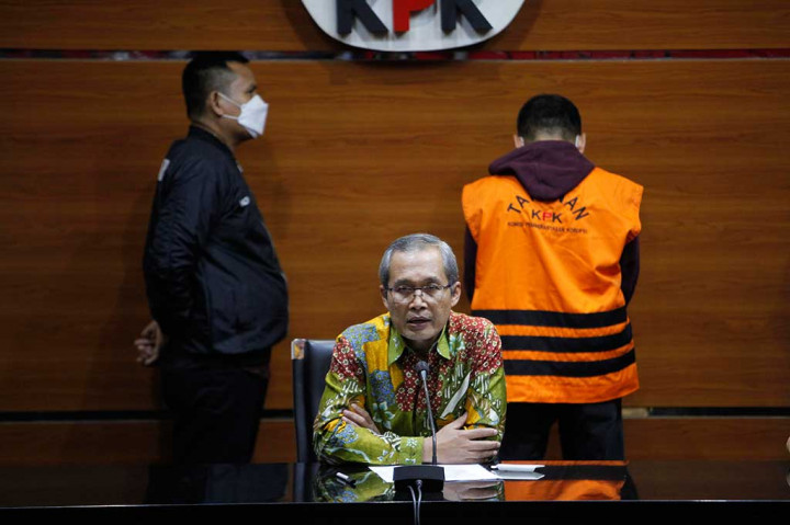 Wakil Ketua Komisi Pemberantasan Korupsi (KPK) Alexander Marwata menyampaikan keterangan pers terkait penepatan tersangka General Manager Unit Bisnis Pengolahan dan Pemurnian Logam PT Aneka Tambang, Dodi Martimbang di Gedung KPK, Rasuna Said, Jakarta, Selasa, 17 Januari 2023.