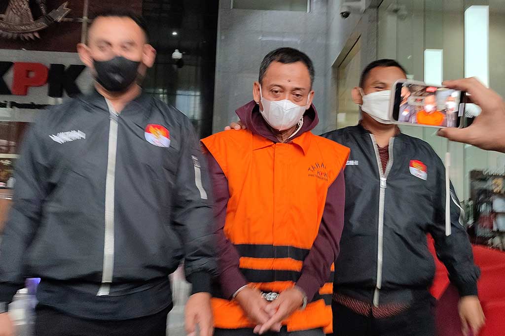 Komisi Pemberantasan Korupsi (KPK) menetapkan dan menahan tersangka kasus dugaan tindak pidana korupsi pada kerja sama pengolahan anoda logam antara PT Aneka Tambang (Antam) Tbk dan PT Loco Montrado.