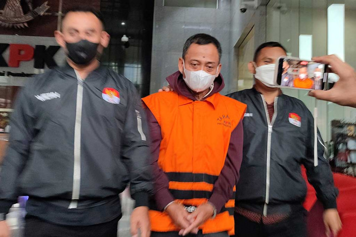 Komisi Pemberantasan Korupsi (KPK) menetapkan dan menahan tersangka kasus dugaan tindak pidana korupsi pada kerja sama pengolahan anoda logam antara PT Aneka Tambang (Antam) Tbk dan PT Loco Montrado.