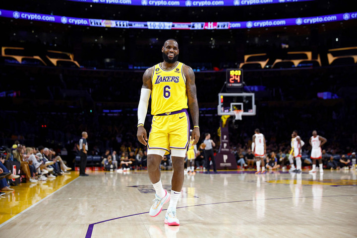 Pemain basket Amerika Serikat LeBron James menjadi pemain kedua dalam sejarah NBA yang mencetak lebih dari 38.000 poin pada hari Minggu, 15 Januari 2023. Namun sayang timnya, Los Angeles Lakers kalah untuk ketiga kalinya secara beruntun setelah takluk 112-113 dari Philadelphia 76ers.