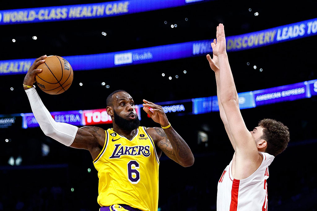 Pada laga tersebut James menyumbang 35 poin, 10 assist, dan delapan rebound untuk Lakers, melewati angka 38.000 pada kuarter pertama, dan pencapaiannya dirayakan oleh penonton dan pemain.