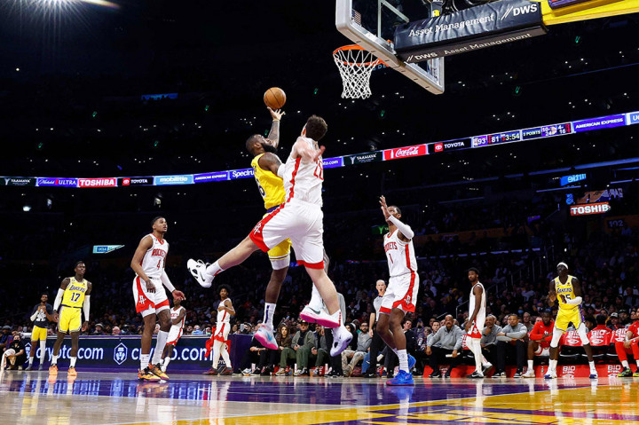 Menurut statistik resmi NBA, berdasarkan rata-rata skor karirnya sebesar 27,2 poin per game, James membutuhkan kira-kira 11 atau 12 game lagi untuk memecahkan rekor tersebut.