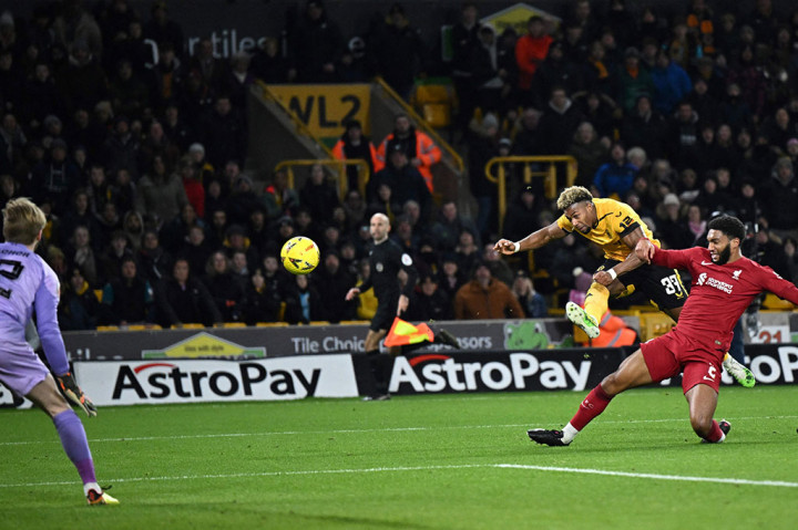 Peluang terbaik Wolves pada babak pertama didapatkan oleh Adama Traore, yang berlari kencang mengejar umpan terobosan Neves tetapi gagal melepaskan tembakan akurat dari sudut sempit.